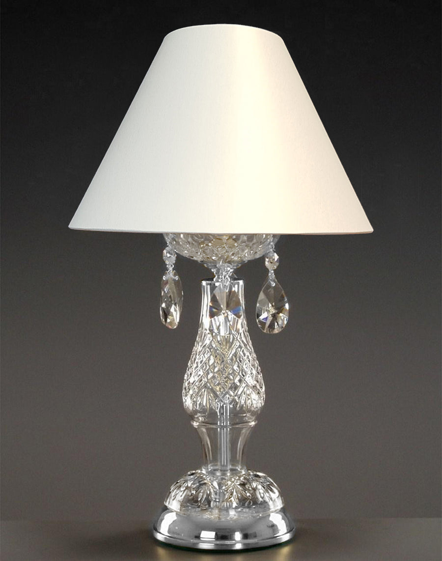 Lampe à poser en cristal taillé avec abat-jour blanc et pampilles goutte, vue de face.