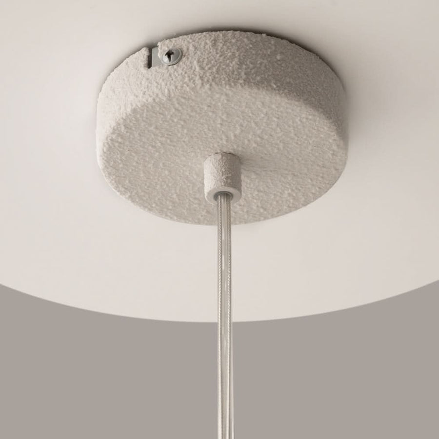 Détail du pavillon de plafond texturé et de son câble de suspension
