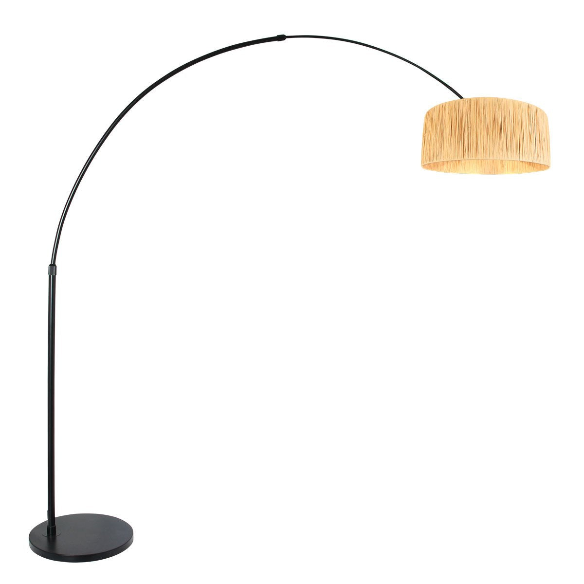 Lampadaire à arc noir et abat-jour en raphia naturel, présenté de trois quarts sur fond blanc.
