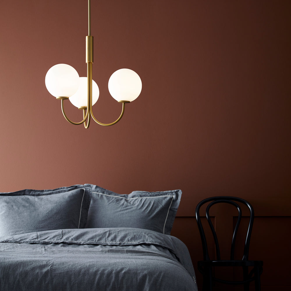 Lustre Ballon 3 lumières, laiton satiné et verre opale