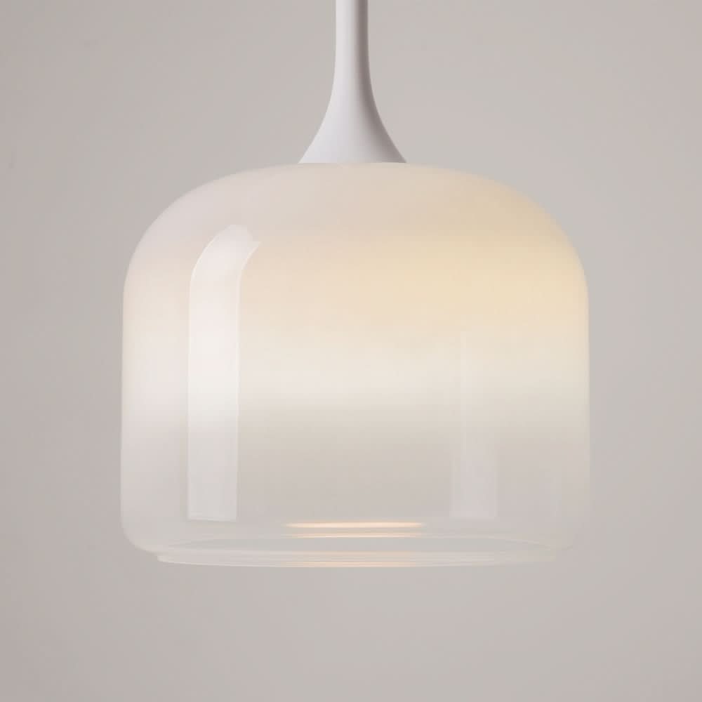 Détail du diffuseur en verre dépoli, dégradé blanc et reflets de la lumière.