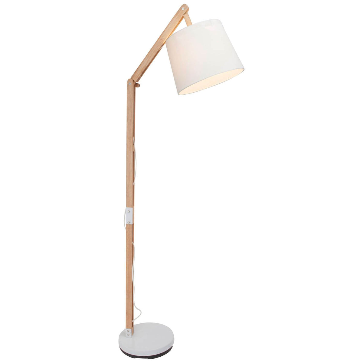 Lampadaire en bois clair avec abat-jour blanc conique, vue de face sur fond neutre