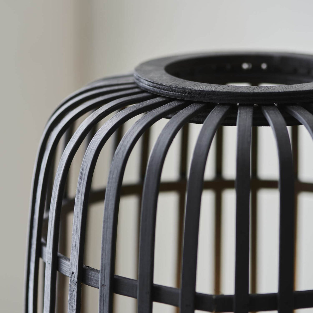 Lampadaire Woodrow bois foncé et noir, bambou