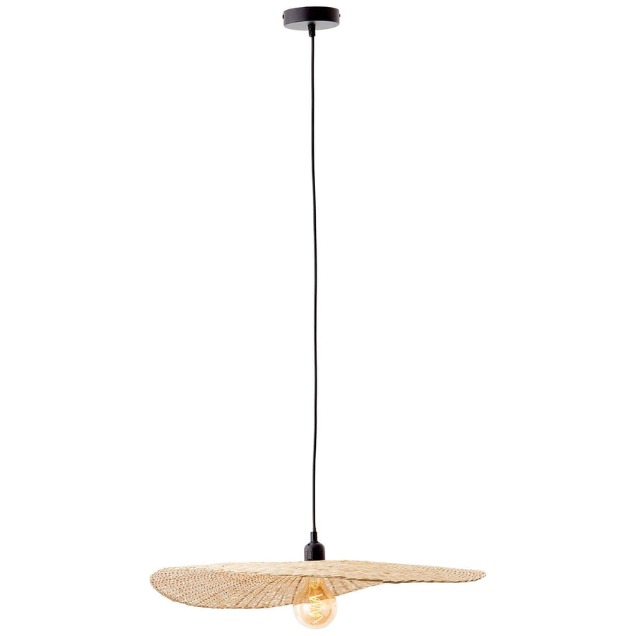 Vue de trois quarts de la suspension avec grand diffuseur plat en bambou tissé.
