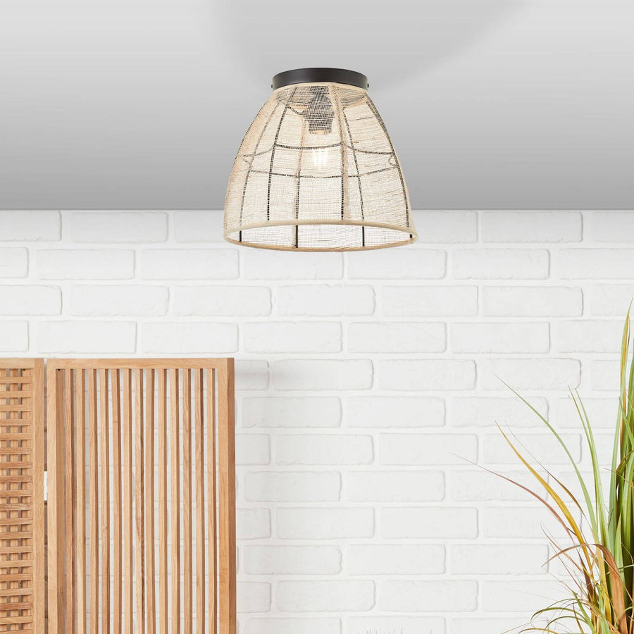 Luminaire installé au plafond devant un mur de briques blanches et claustras bois