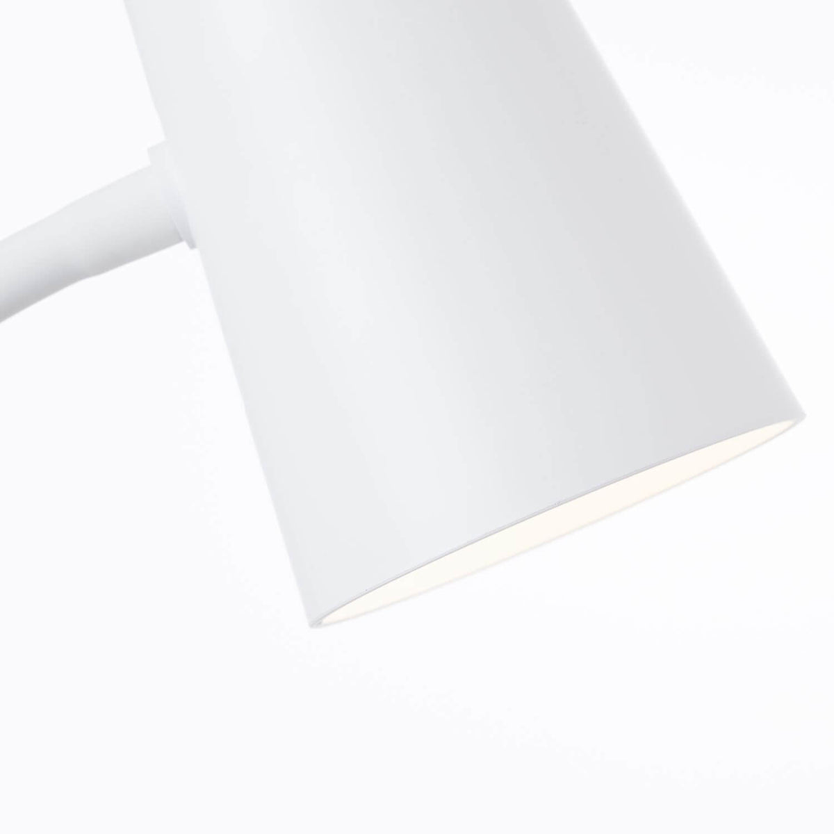 Gros plan sur l'abat-jour cylindrique blanc et sa douille, lumière allumée