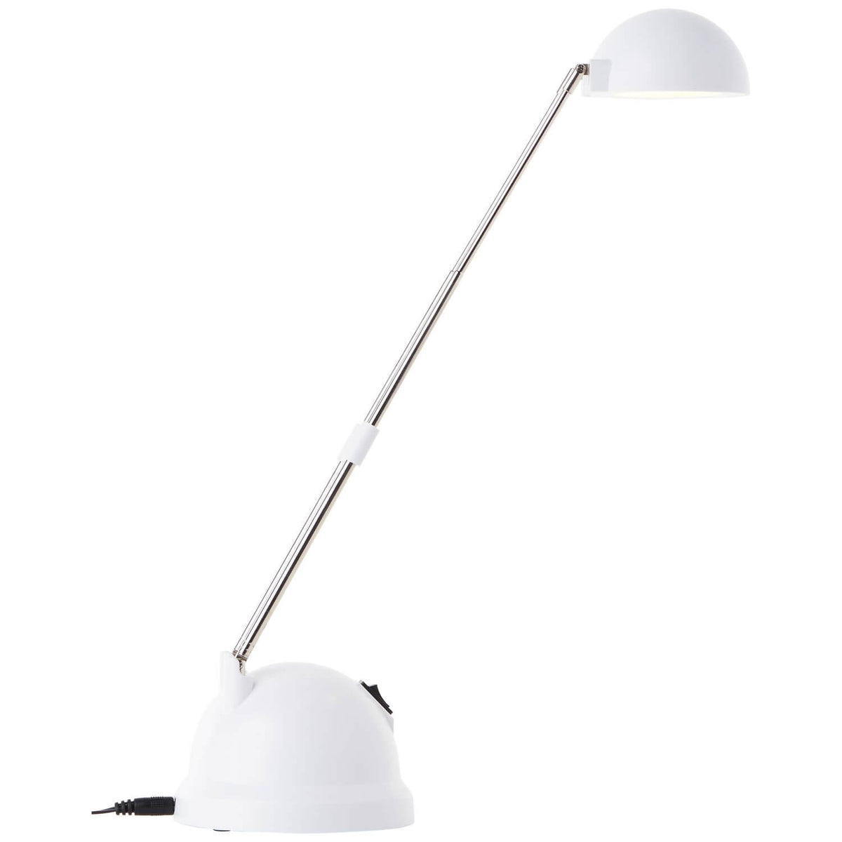 Lampe de bureau inclinée vers la droite, pied arrondi et interrupteur noir visible.