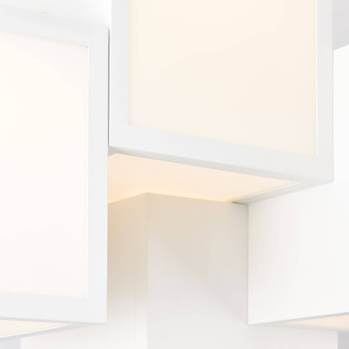 Détail rapproché d'un module allumé, cadre blanc et lumière chaude