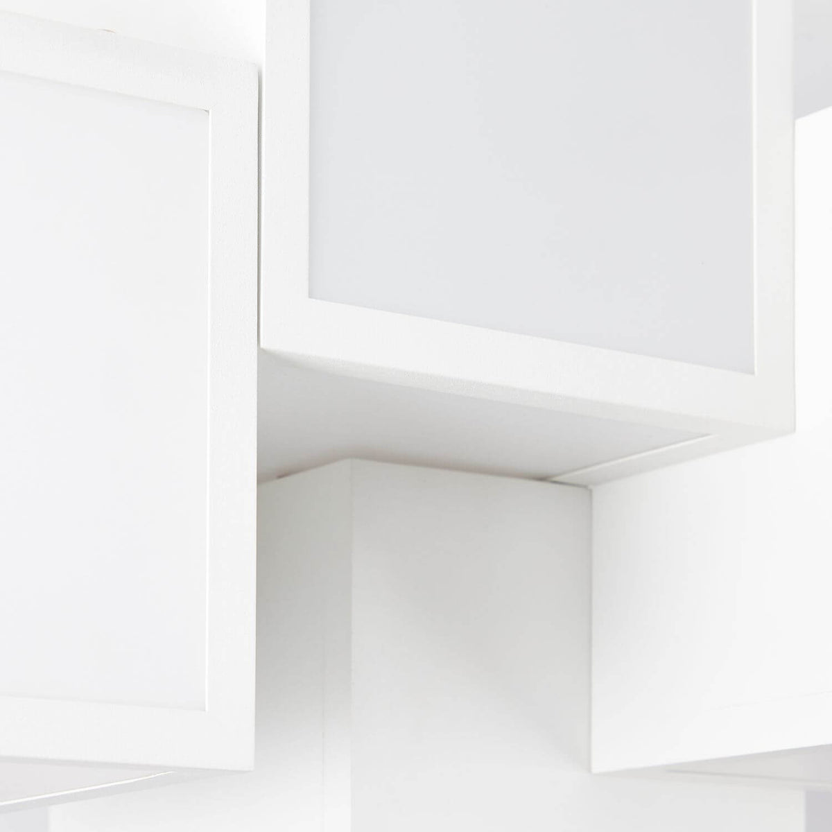Gros plan de la finition blanche mate et de l'assemblage des cubes éteints