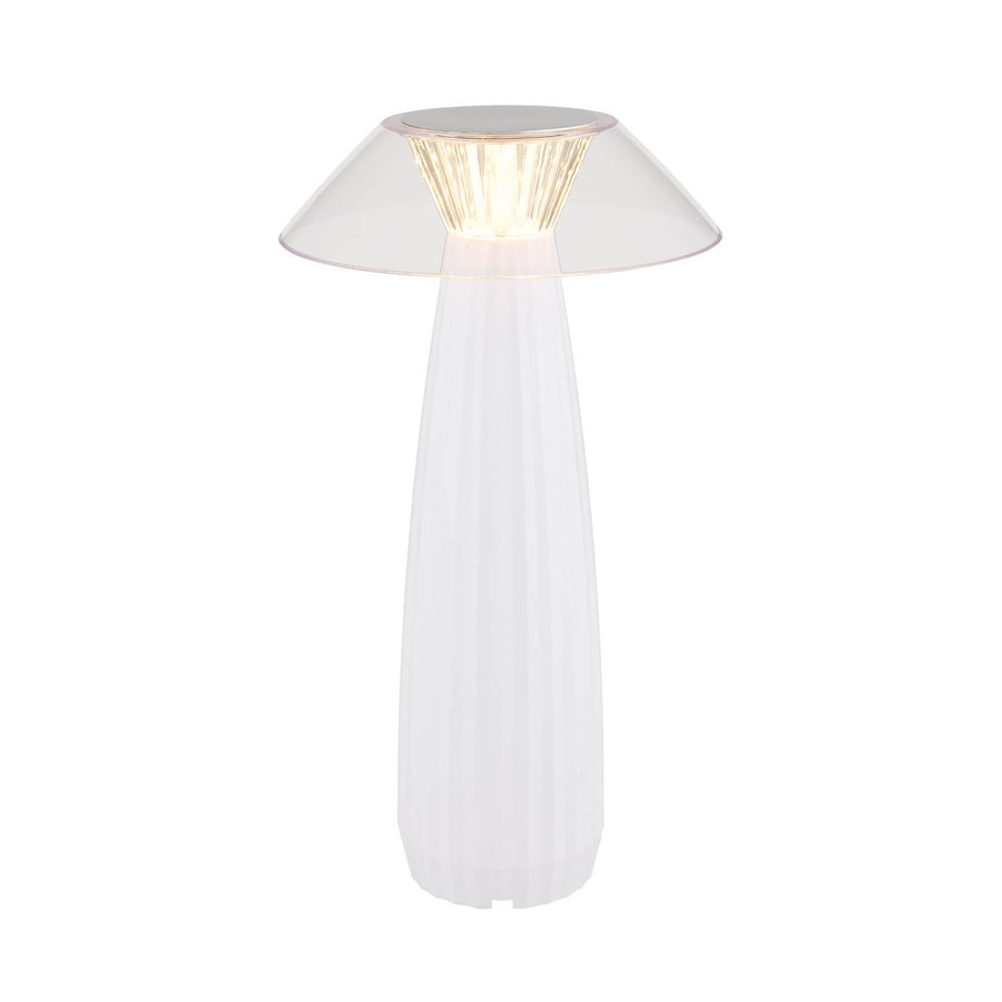 Lampe à poser blanche allumée, vue de face sur fond blanc, abat-jour conique transparent