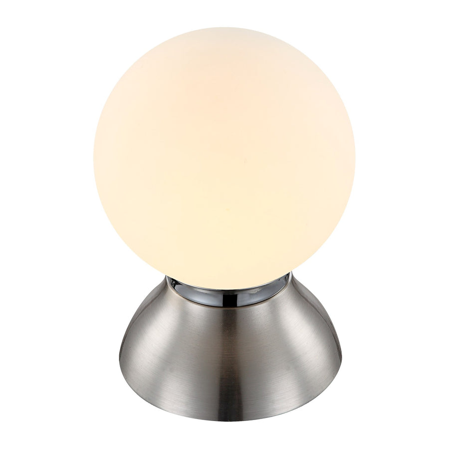 Vue de face de la lampe à poser avec globe opalin et base nickel satiné