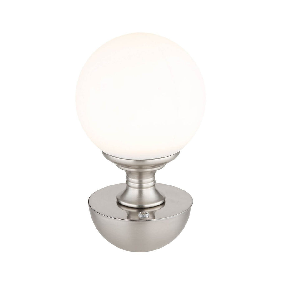 Lampe à poser de face avec globe en verre blanc et base nickel satiné.
