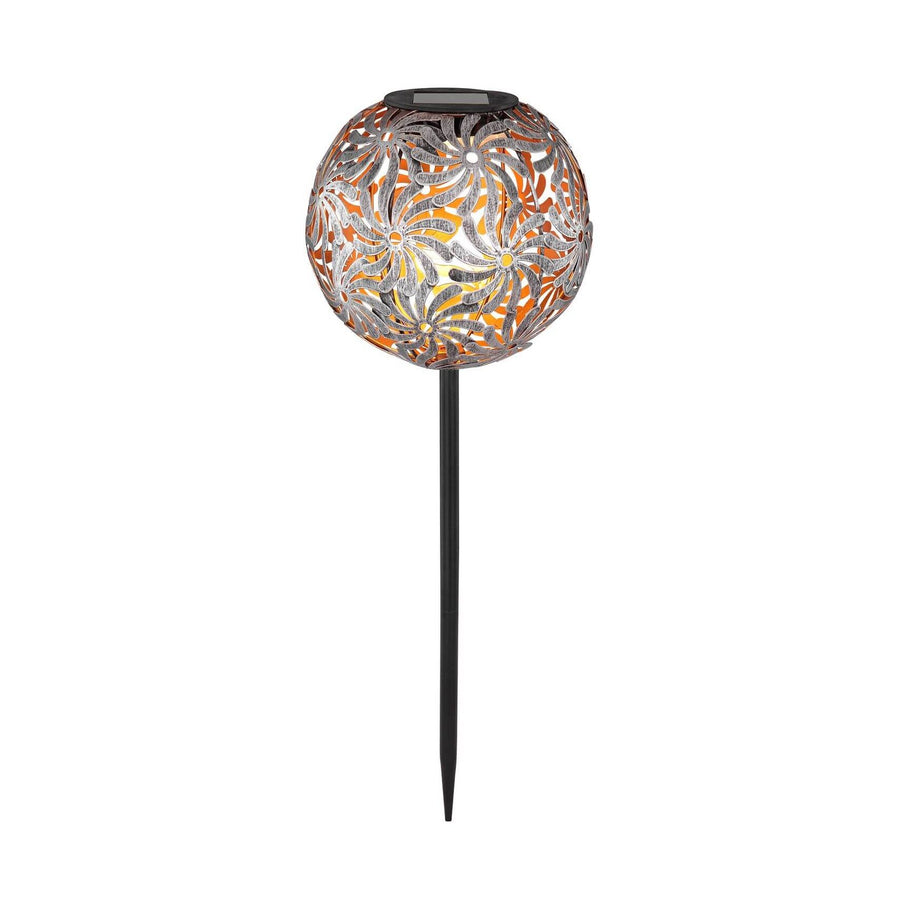 Luminaire solaire boule ajourée à fleurs argentées sur piquet noir, vue de face.