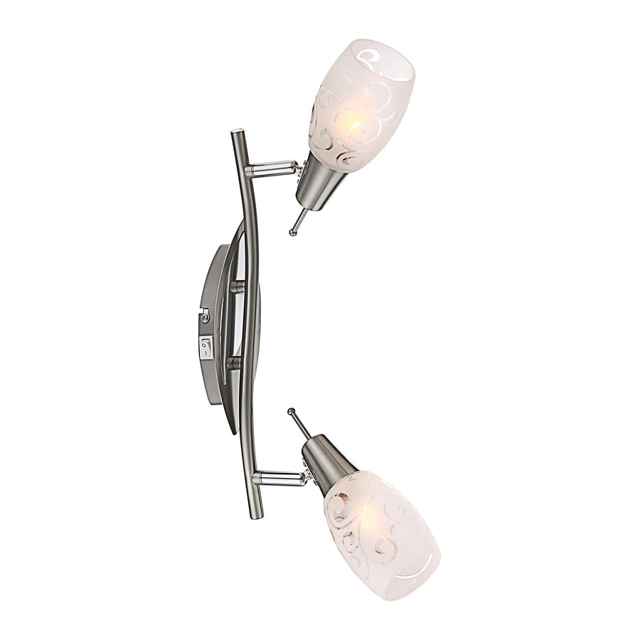 Vue de trois quarts du luminaire mural nickel satiné avec deux abat-jours en verre floral.