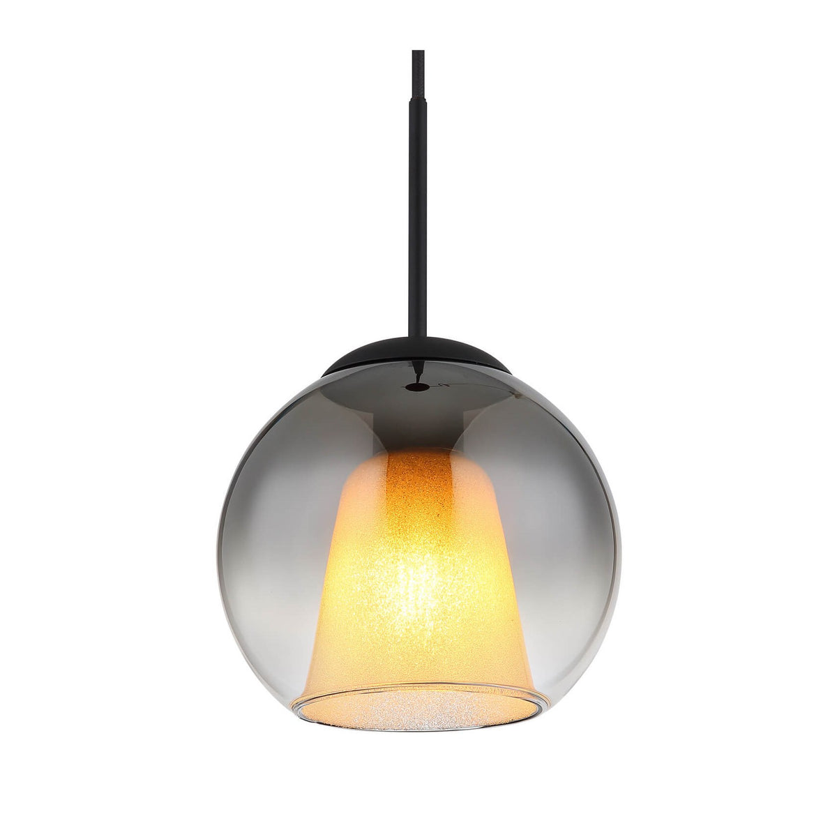 Vue de face du luminaire allumé, sphère en verre fumé et cône doré