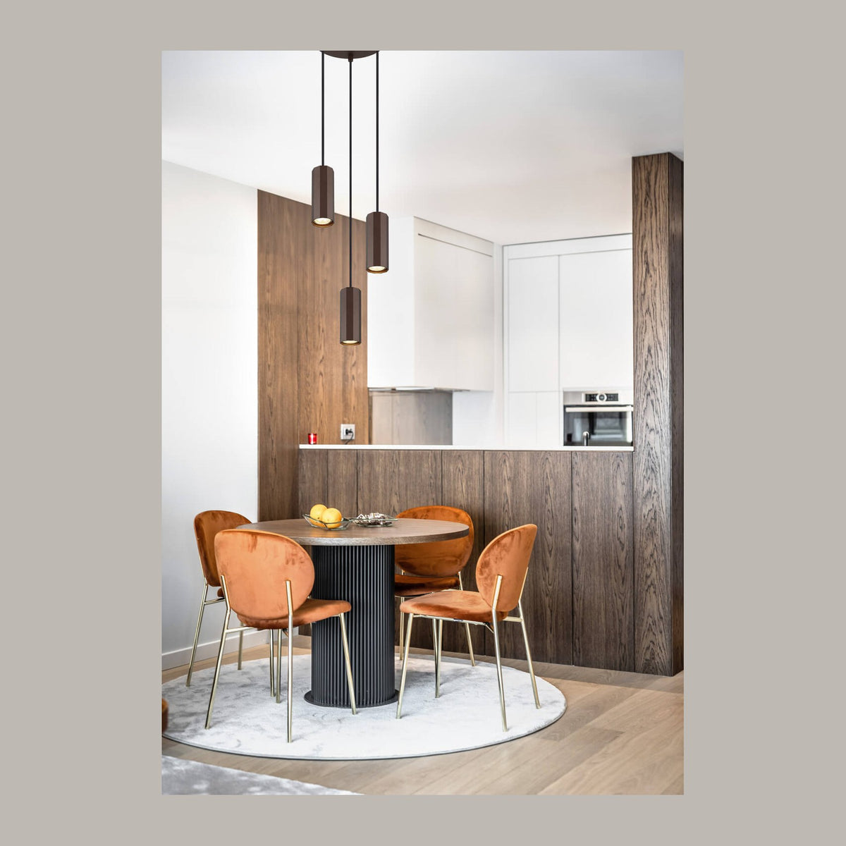 Vue en situation de la suspension au-dessus d'une table à manger dans une cuisine.