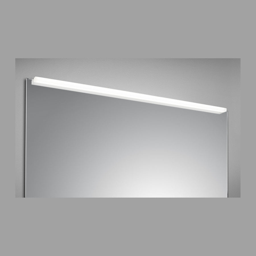 Applique linéaire chromée fixée au-dessus d'un grand miroir rectangulaire, vue de face