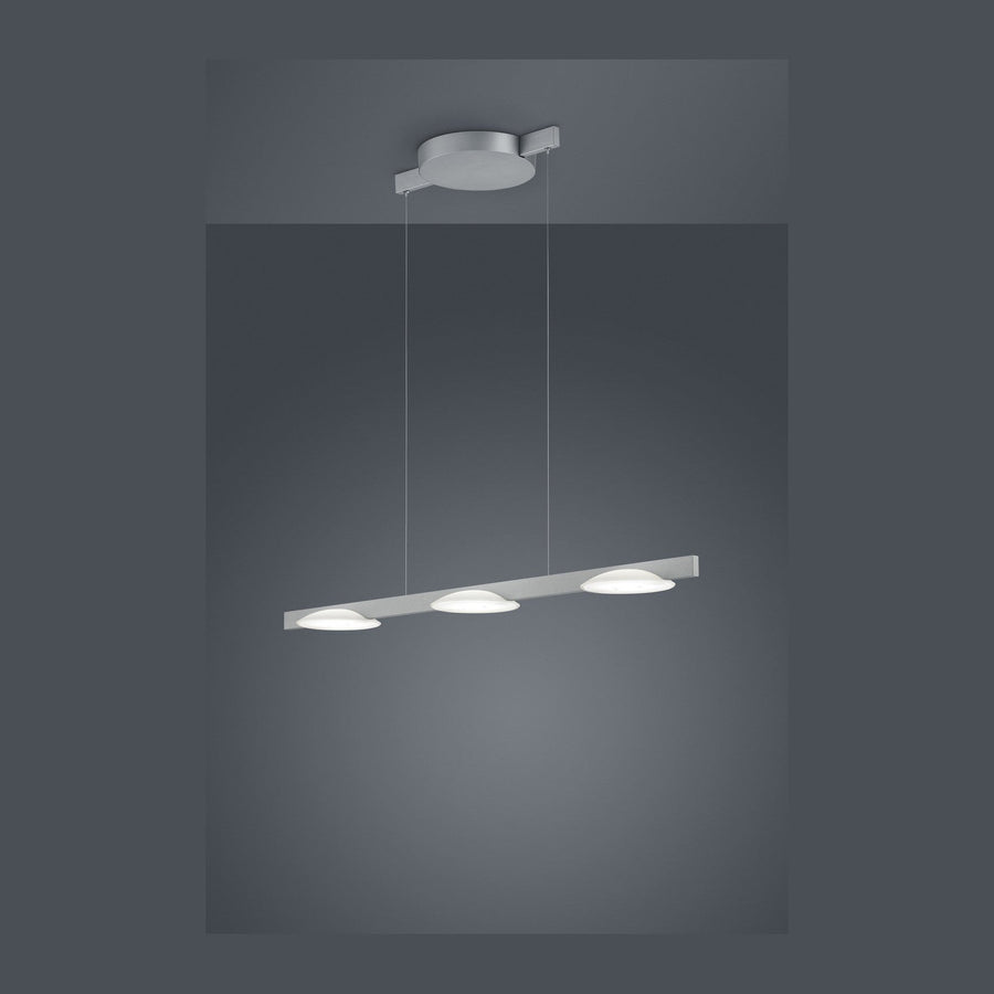 Vue de face du luminaire suspendu nickel, barre horizontale et trois diffuseurs blancs allumés