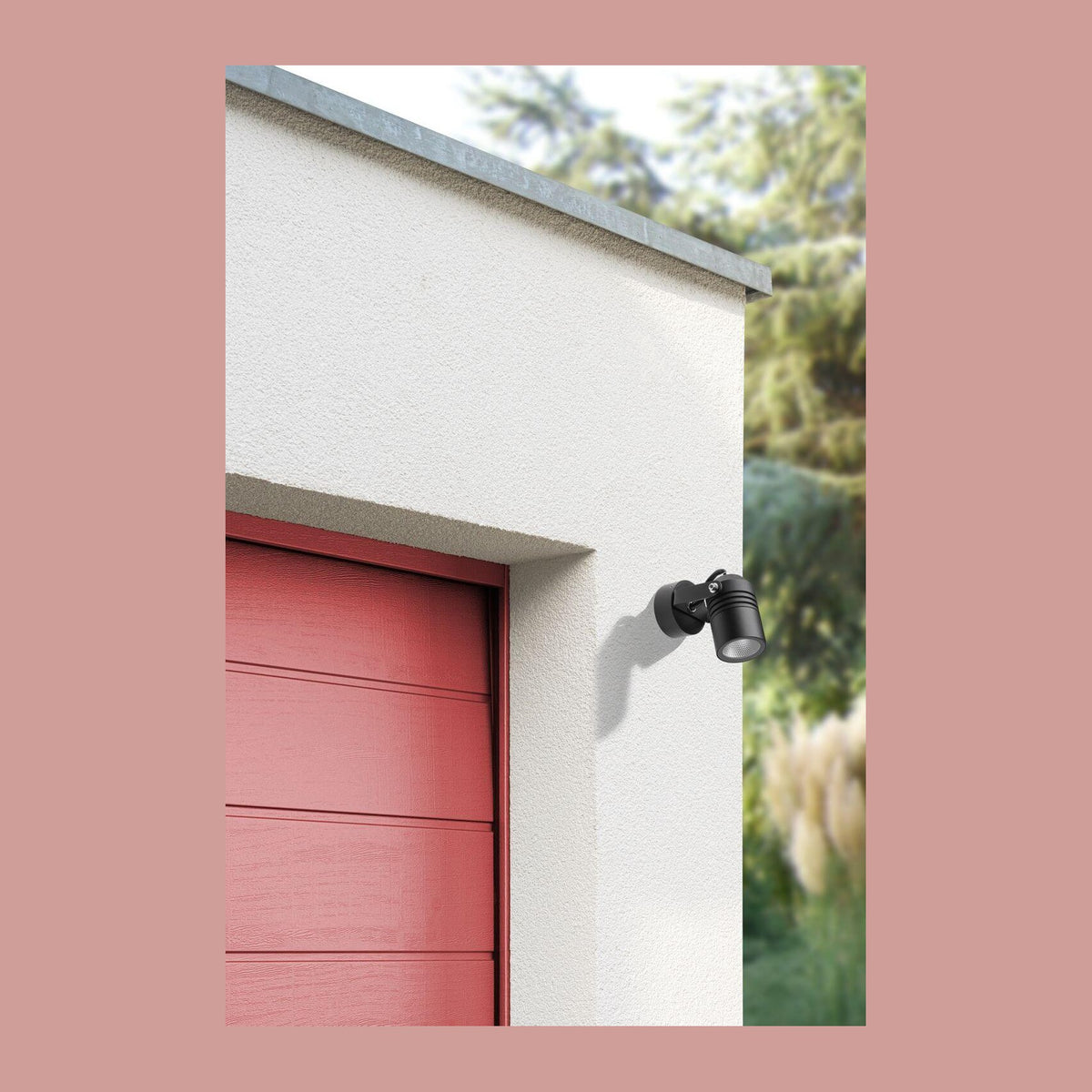 Applique noire fixée sur un mur blanc, près d'un garage rouge, vue d'ensemble
