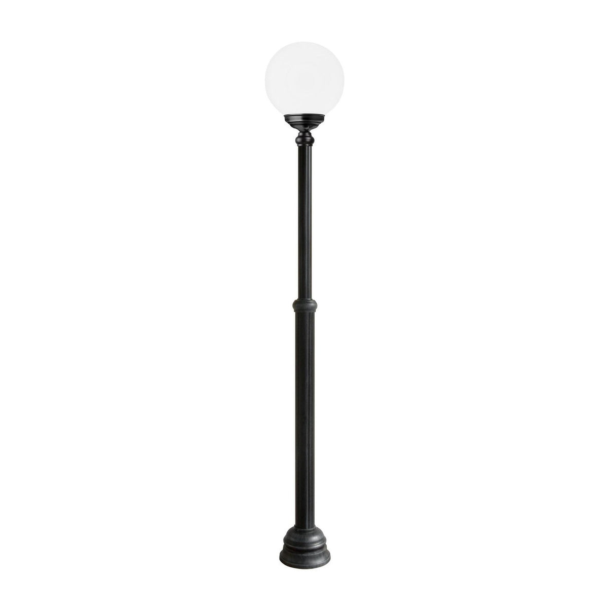 Lampadaire extérieur noir avec globe blanc, vue d'ensemble sur fond blanc.