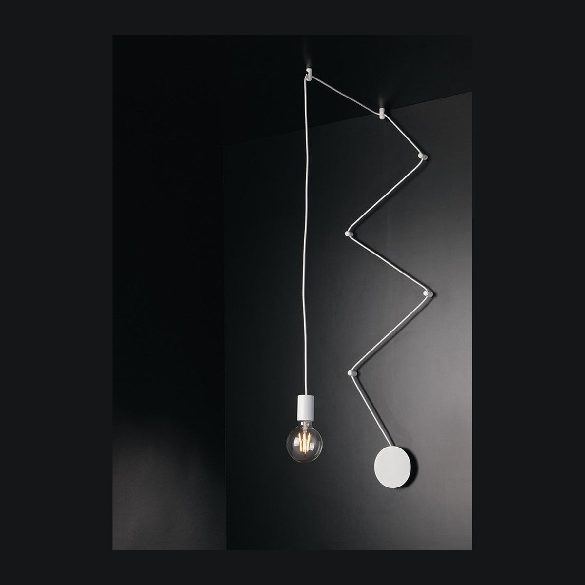 Plafonnier blanc avec câble zigzag fixé au plafond et ampoule suspendue