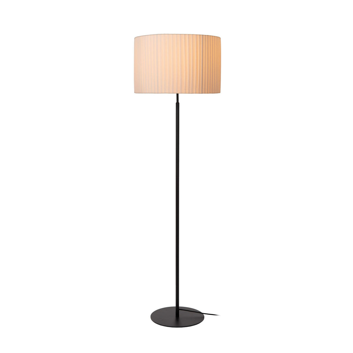 Lampadaire blanc à abat-jour plissé, pied noir et base ronde, vu de face.