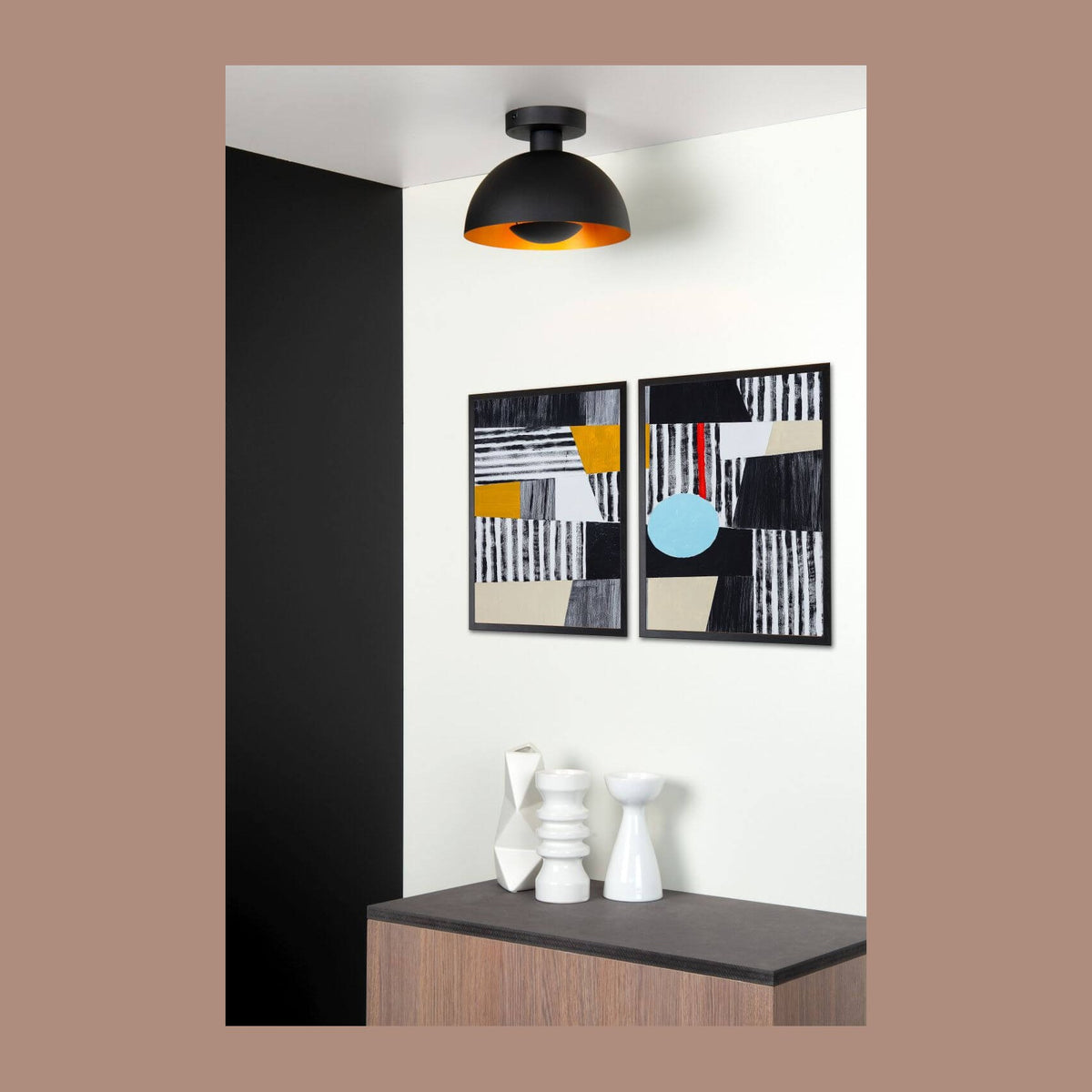 Plafonnier Siemon noir installé au plafond dans un intérieur contemporain avec cadres muraux.
