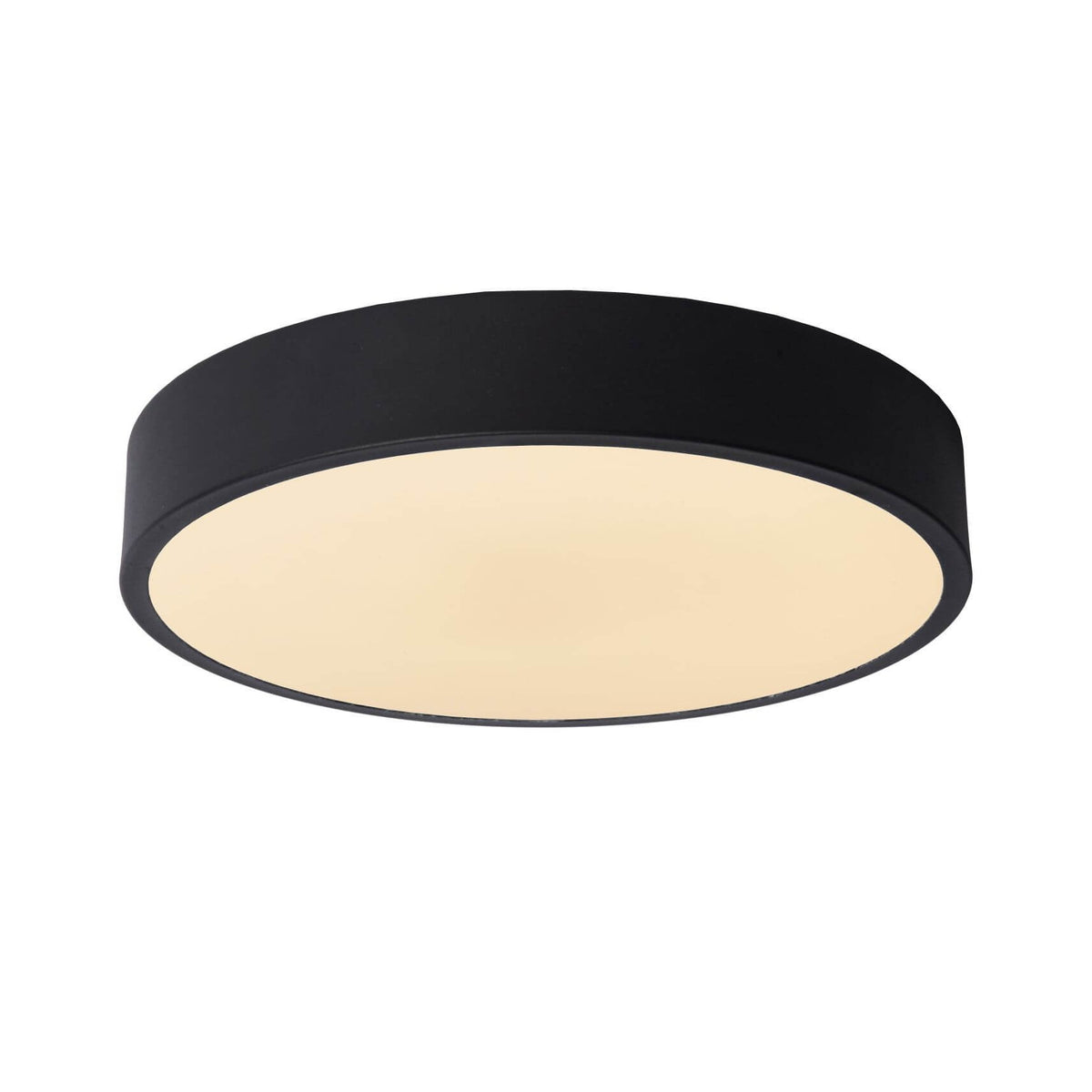Plafonnier rond en métal noir avec diffuseur opale allumé, vu de trois quarts bas.