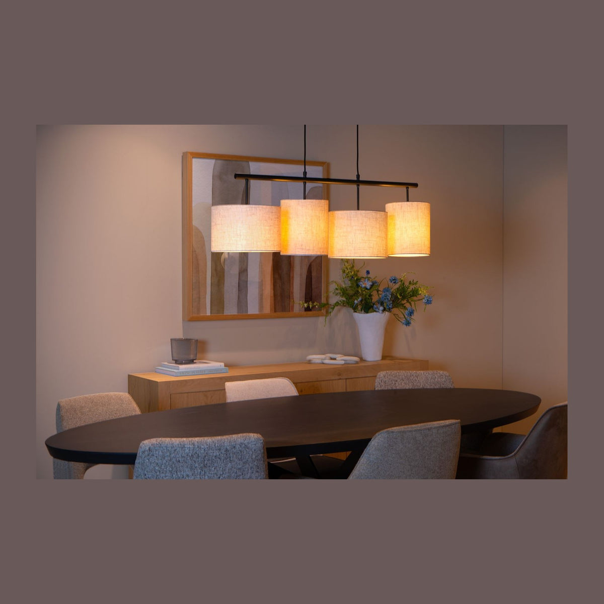Vue en situation de la suspension quatre lumières au-dessus d'une table de salle à manger.