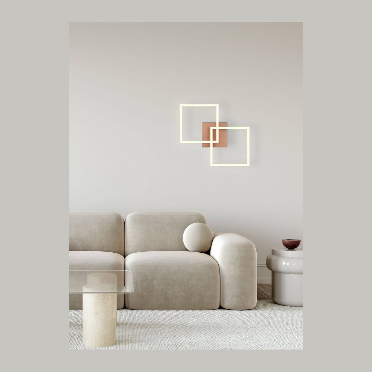 Mise en ambiance salon beige, plafonnier carré cuivré posé sur le mur blanc