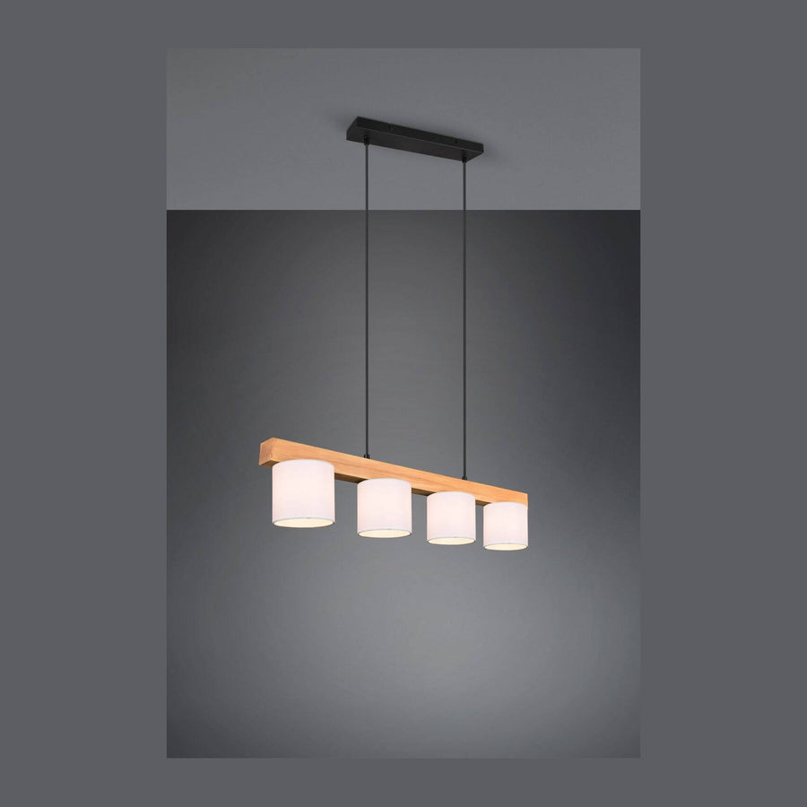 Vue de face suspension bois et blanche avec quatre abat-jours cylindriques sur fond gris.