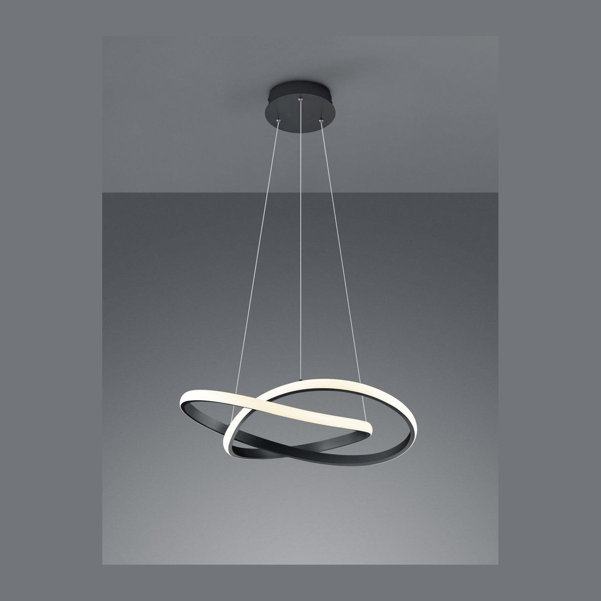 Suspension noire mat à deux anneaux entrelacés, vue de face sur fond gris