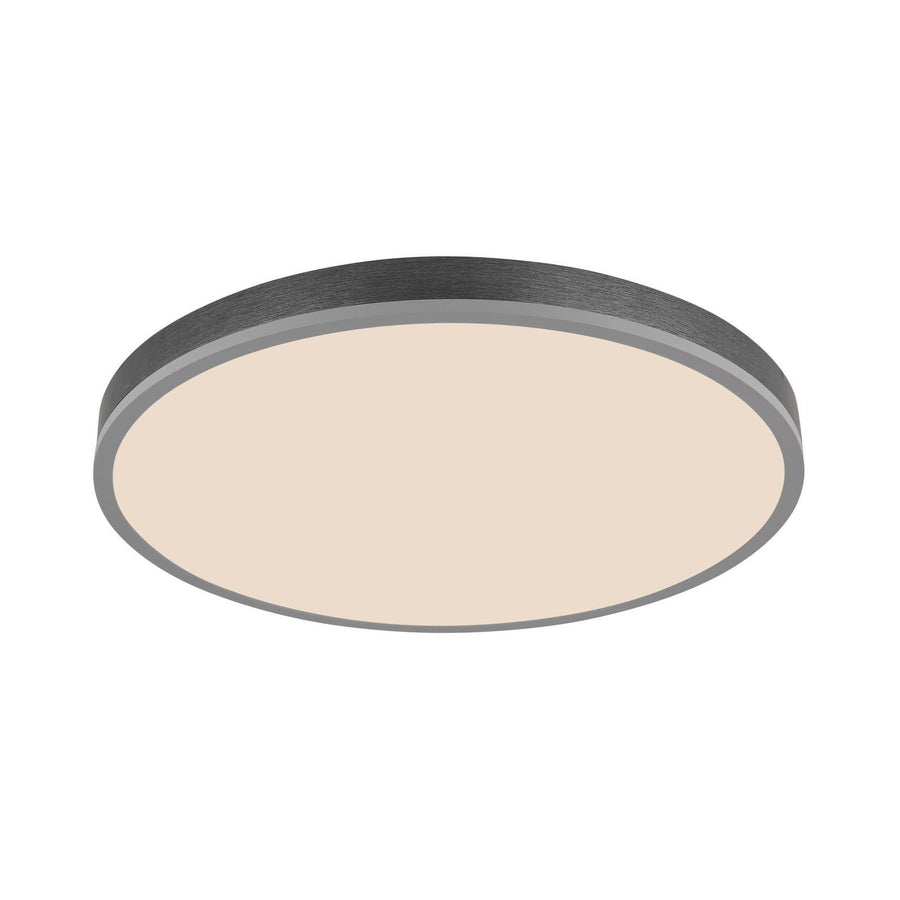 Plafonnier rond argenté vu de trois quarts, diffuseur crème allumé, cerclage brossé