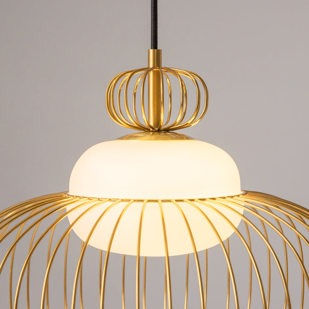 Détail du sommet en fil doré et du diffuseur en verre opale