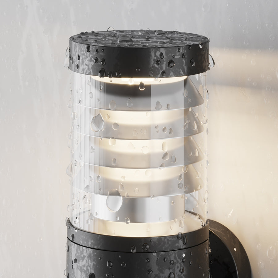 Détail de la finition sous la pluie, gouttes d'eau sur le verre