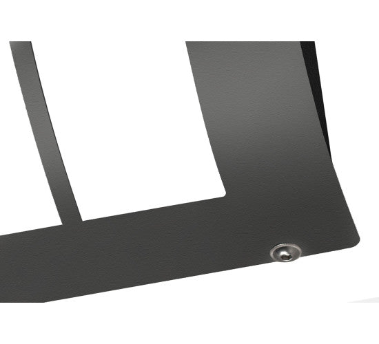 Détail de finition anthracite avec vis de fixation et bande métallique ouverte en bas.