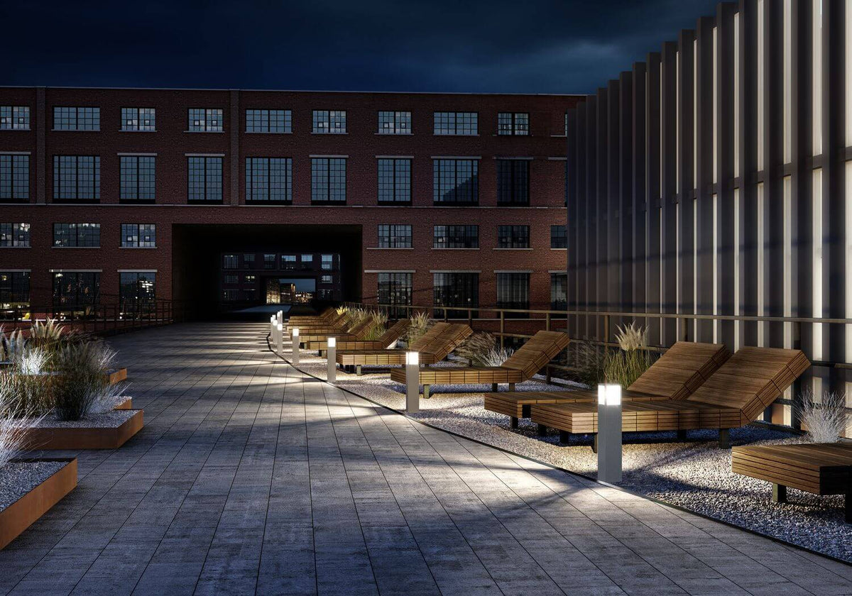 Mise en ambiance nocturne sur une terrasse, plusieurs bornes éclairant une allée