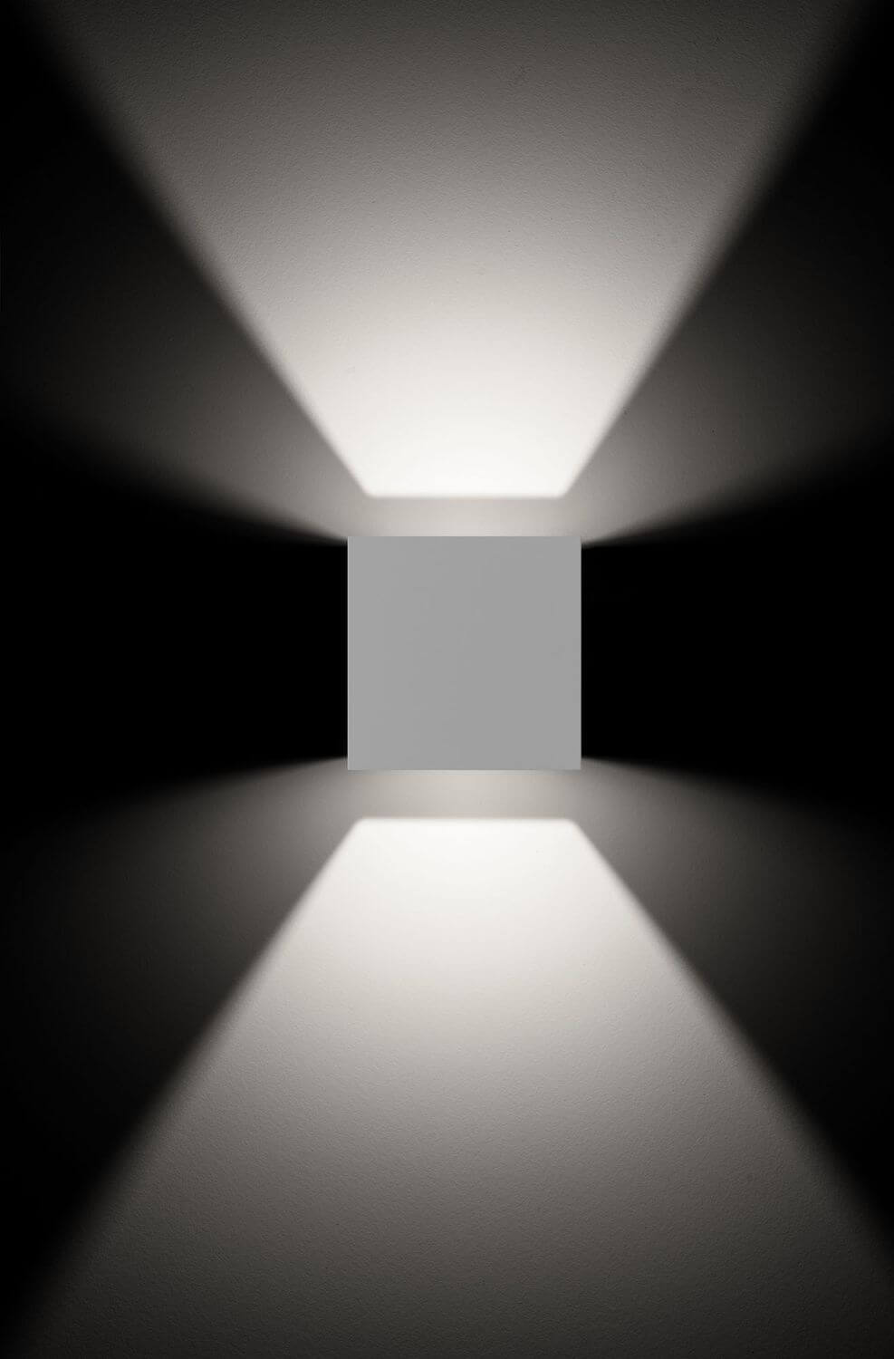 Vue de face dans l'obscurité, lumière projetée vers le haut et le bas
