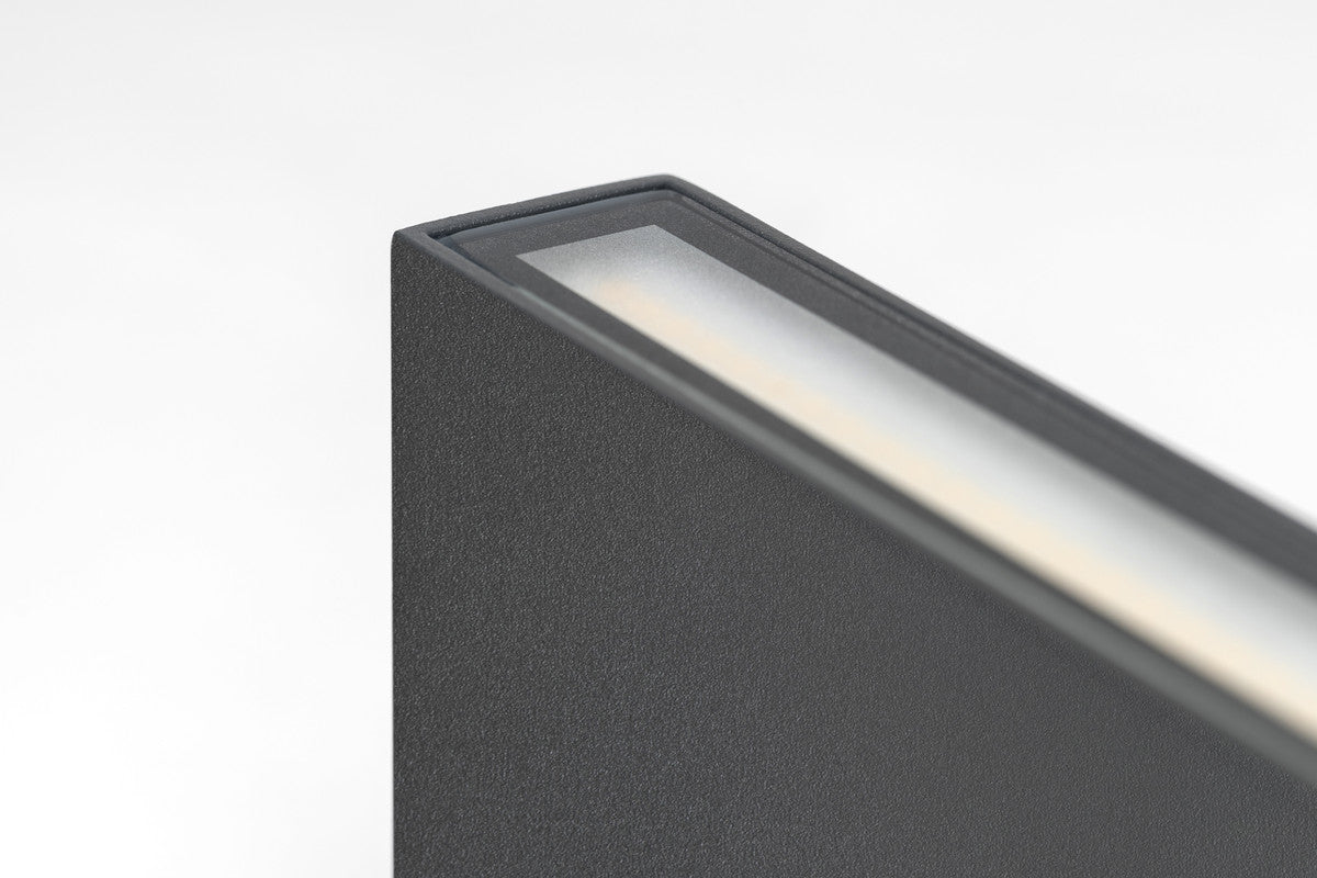Détail du diffuseur lumineux intégré au sommet, lumière chaude sous finition anthracite