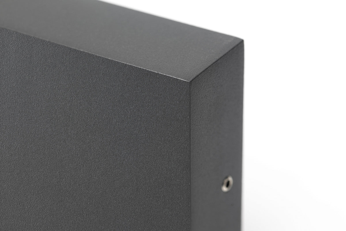 Détail de la finition texturée anthracite et de l'angle du boîtier