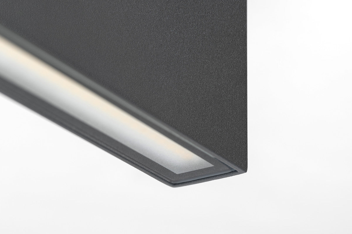 Gros plan du diffuseur blanc et de la source LED en partie basse