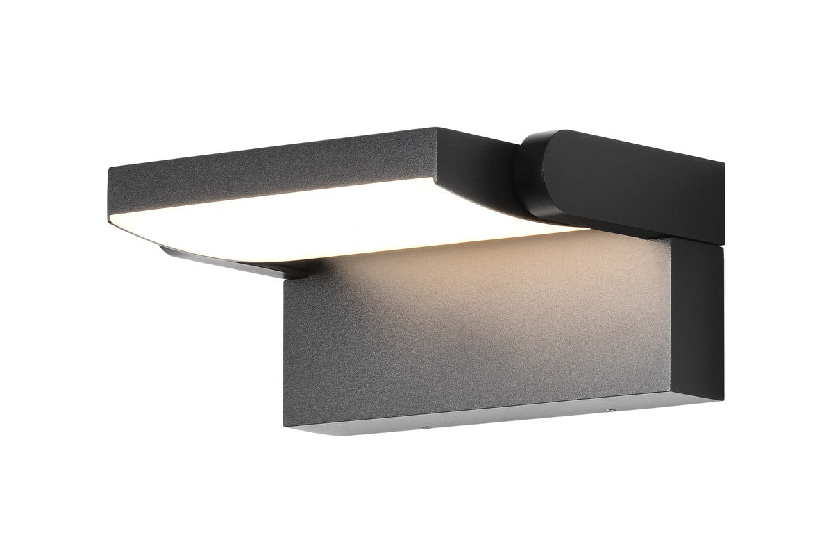 Luminaire allumé en ambiance, halo lumineux projeté sur un mur sombre