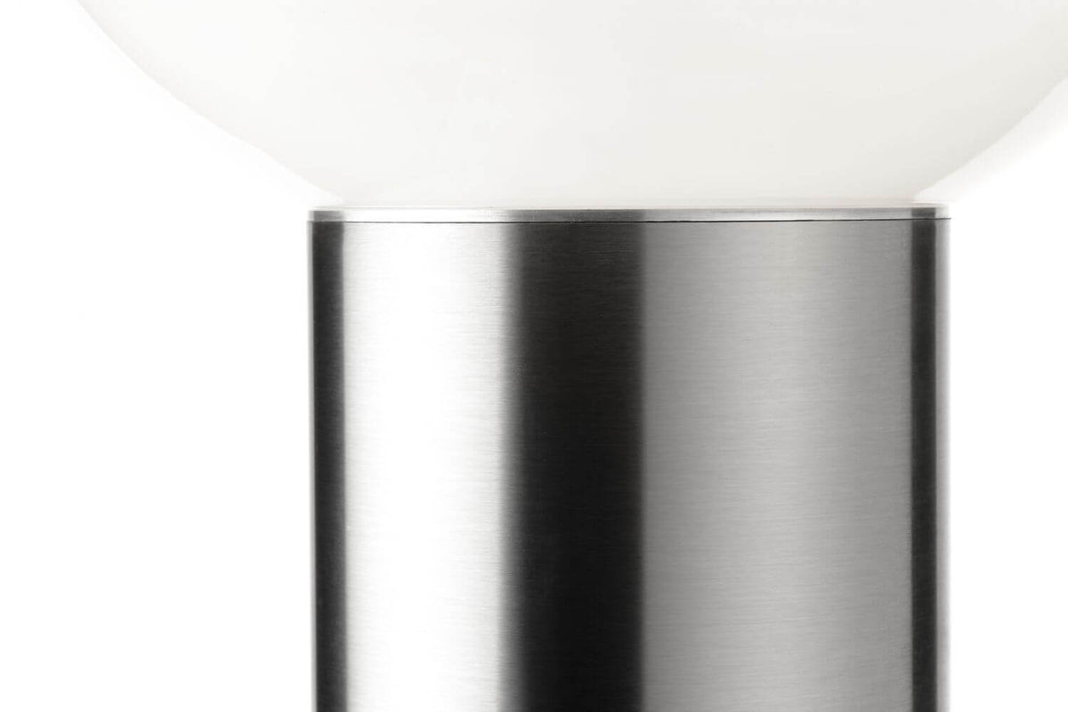 Gros plan sur la finition brossée du tube inox et ses reflets