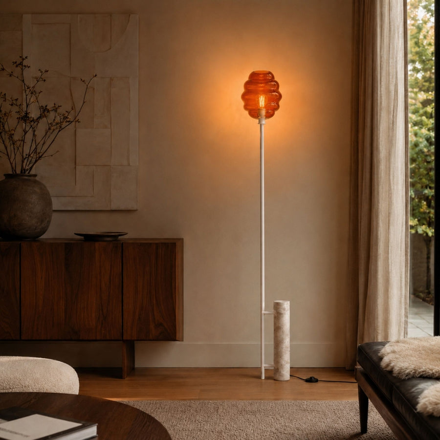 Scène de vie avec buffet en noyer, rideau beige et tapis sous le lampadaire.