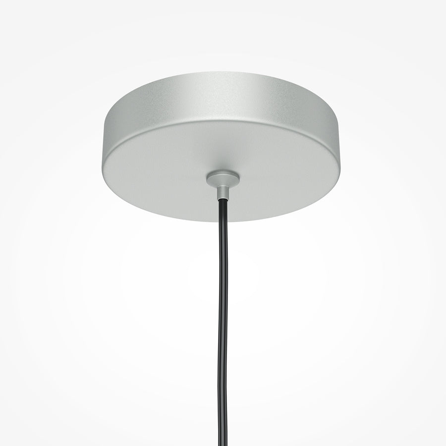 Détail de la rosace ronde argentée fixée au plafond, câble noir