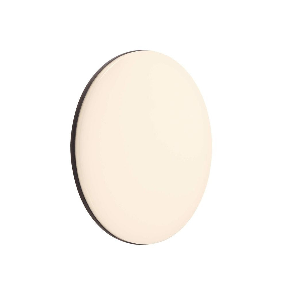 Vue de trois quarts du luminaire rond à diffuseur blanc et bord gris foncé.