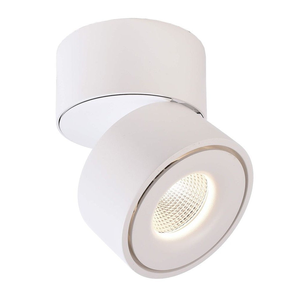 Plafonnier blanc orientable, spot allumé, vu de trois quarts