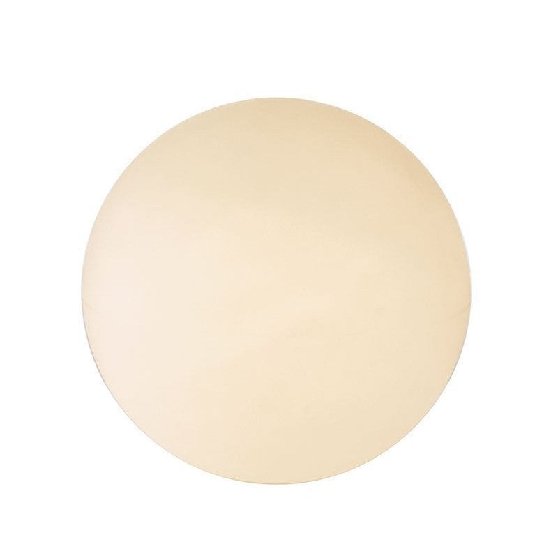 Gros plan sur une sphère lumineuse blanche et lisse, éteinte sur fond blanc.