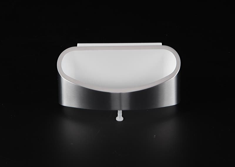 Vue frontale sur fond noir, capot argenté et diffuseur blanc non allumé.