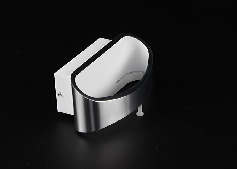 Vue arrière en angle dévoilant le boîtier blanc et la coque argentée cintrée.